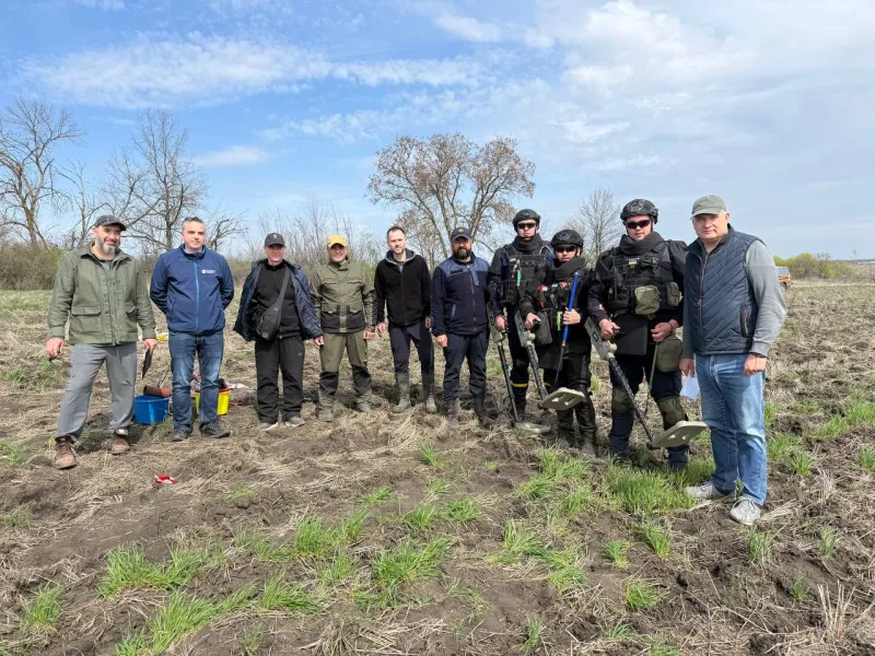 Відбір проб ґрунту на територіях, що зазнали впливу бойових дій